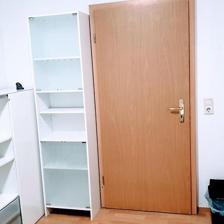 Budget Rooms In Halle With Shared Bathroom, Free Wifi, Netflix & Ipad Exterior foto